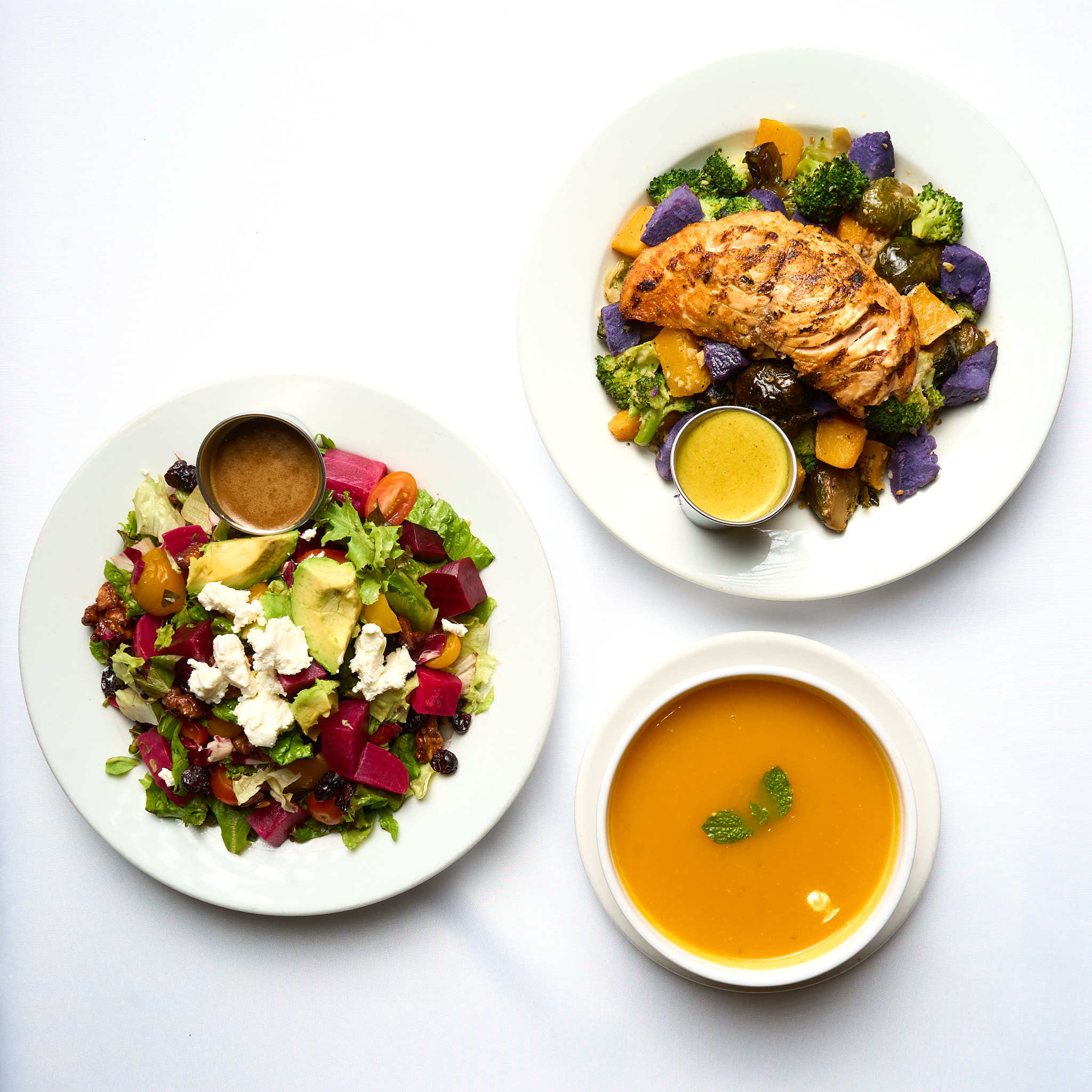 ASSORTED PLATES FOR CATERING: SOUPS, SALADS AND GRILLED PROTEINS
